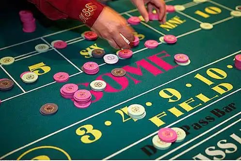 Dealer live casino yang sedang menyiapkan kartu untuk permainan kasino langsung