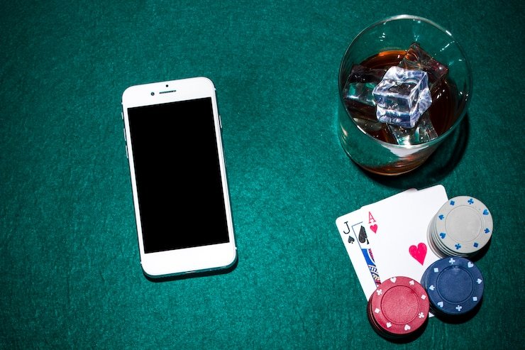 Dealer profesional menyajikan permainan live blackjack dengan interaksi real-time